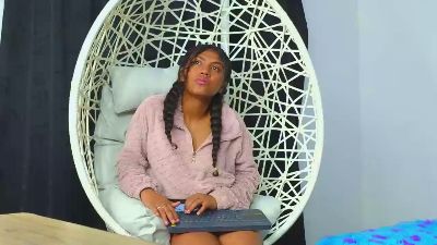 Aisha_glam live from United States