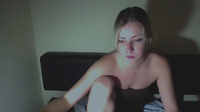 AliceMeaww_ live from United States