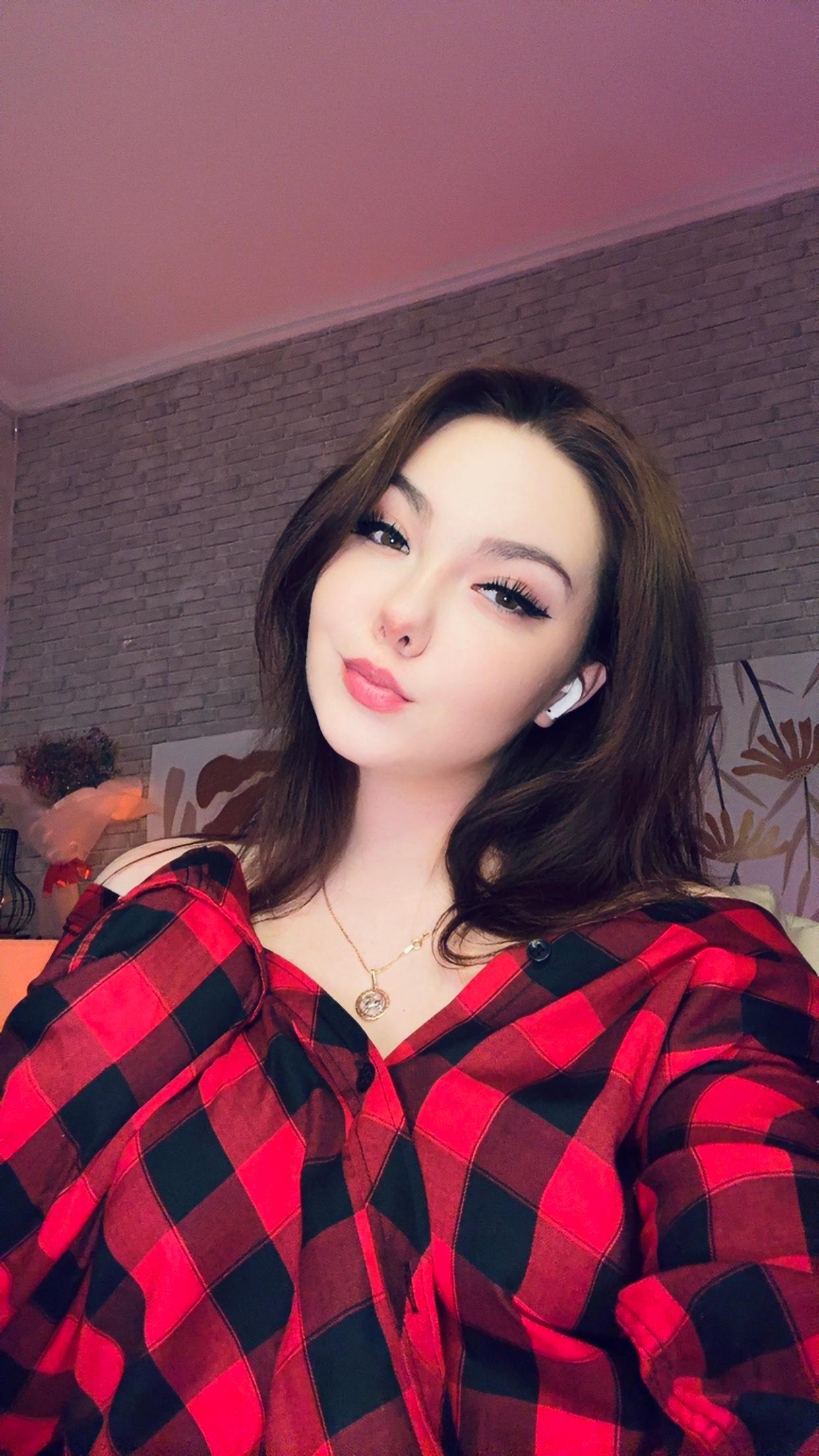 ApheliaDream_ live from Latvia