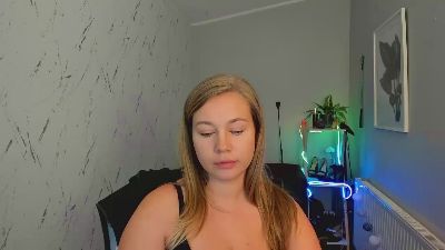 Holly_amazing live from United Kingdom