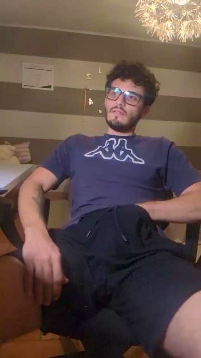 LeoLove98 live from Italy