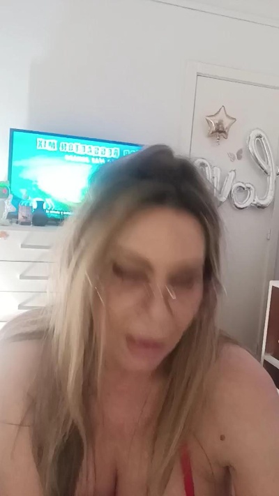 Lolavalecuatro live from Argentina