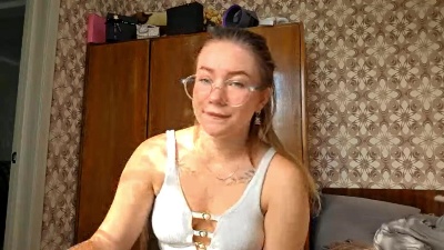 MelaniLarios live from United States