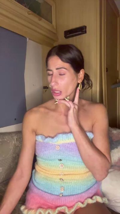Missfoxylady33 live from United Kingdom