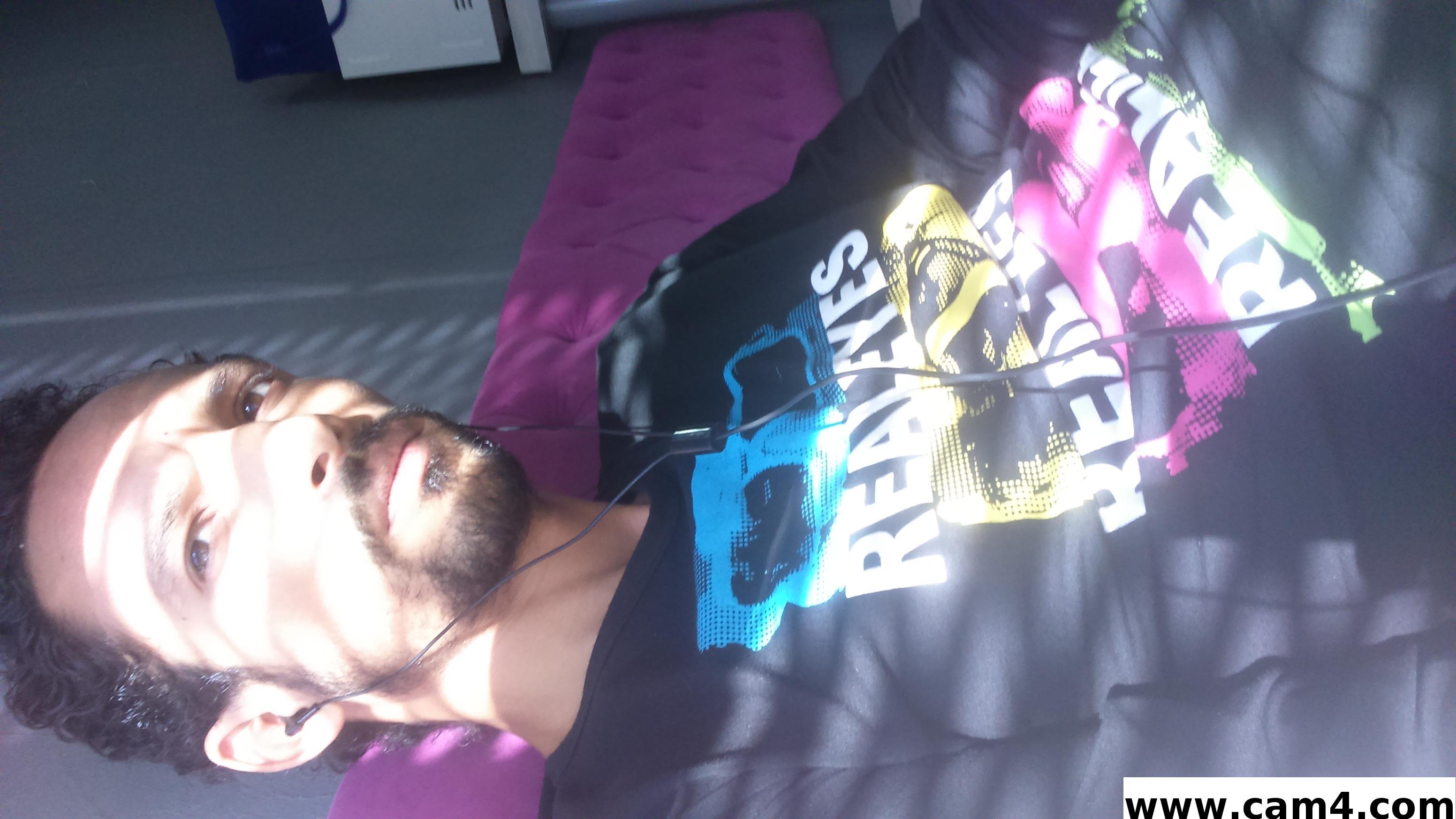 Uzeless_moon live from France
