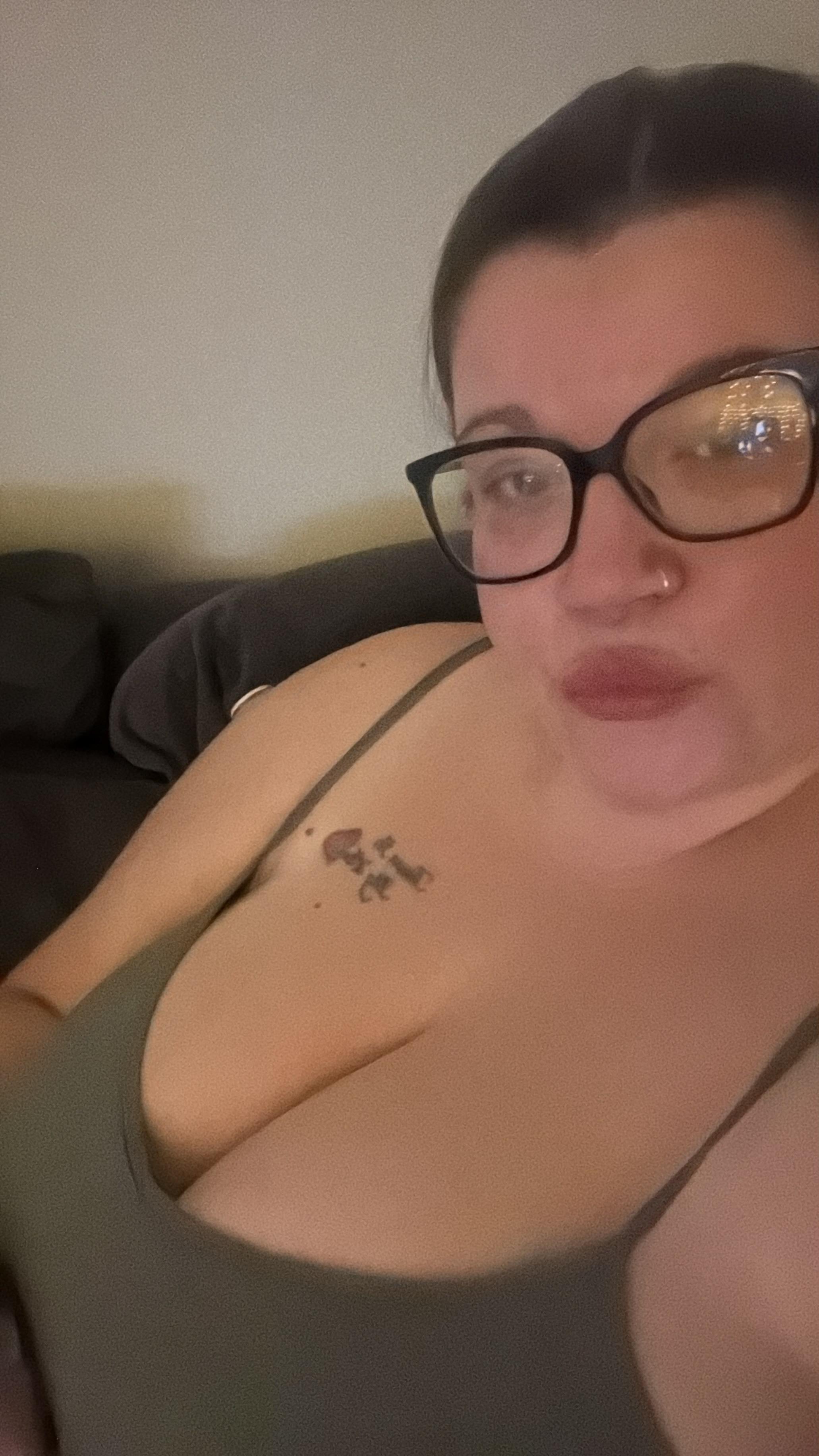 bustybetty40 live from United Kingdom
