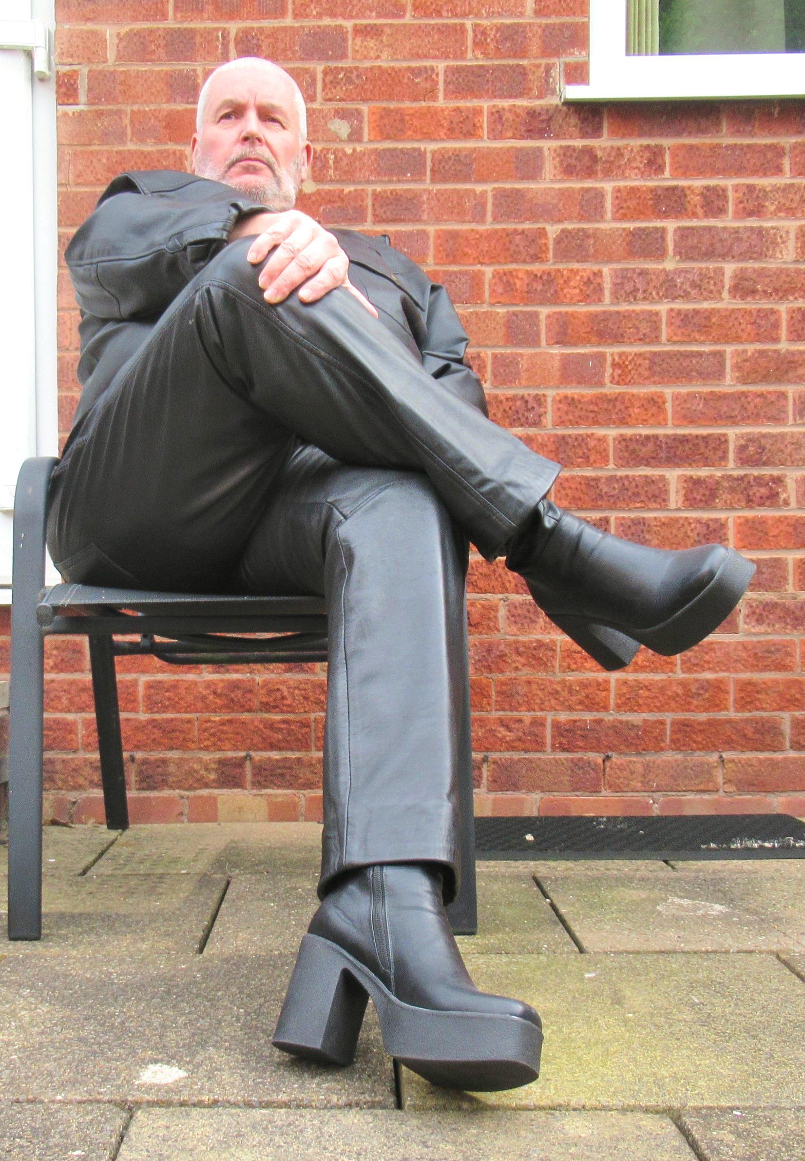 leatherman6319 live from United Kingdom