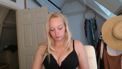 lucyelena live from Netherlands